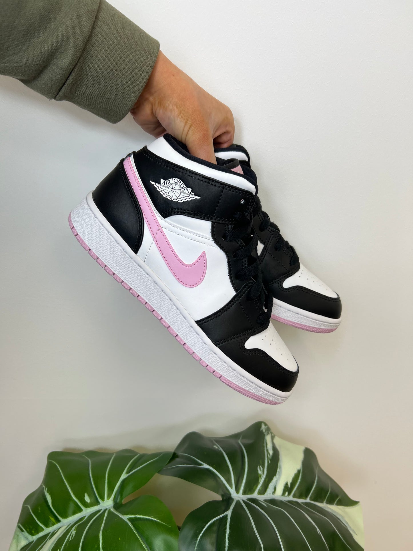 Jordan 1 Mid GS Arctic Pink